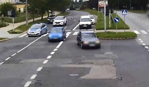 Zdjęcie przedstawia kadr z filmu pilotażu dziecka przez policyjny radiowóz.