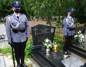 alt="grób Marka Cekały w asyście warty honorowej"