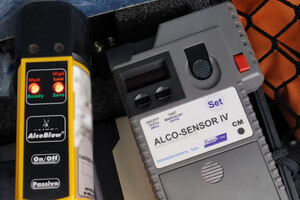 Zdjęcie przedstawia urządzenie do badania stanu trzeźwości.