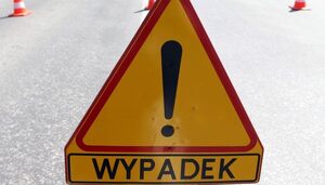 Zdjęcie przedstawia znak drogowy z napisem "Wypadek".
