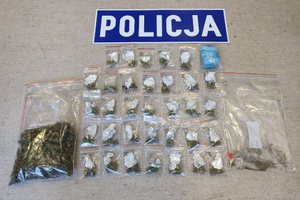 Zdjęcie przedstawia zabezpieczone narkotyki.