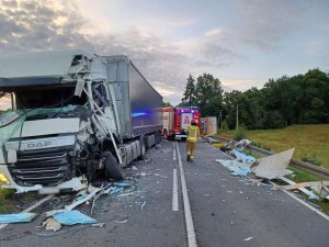 Zdjęcie przedstawia miejsce wypadku drogowego na DK 53. Widać na nim biały pojazd ciężarowy wraz z naczepą.