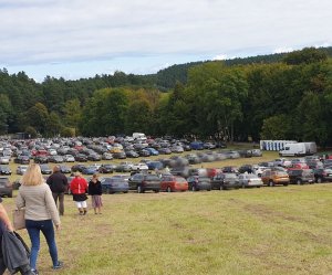 Zdjęcie przedstawia gietrzwałdzkie błonia. Łąka na której utworzono parking.