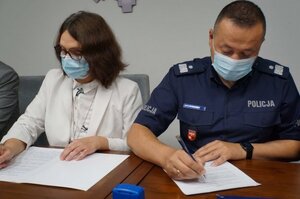 Joanna Kazanowska i nadinsp. Tomasz Klimek podczas podpisywania porozumienia
