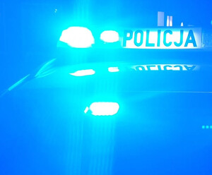 Zdjęcie przedstawia fragment policyjnego radiowozu.