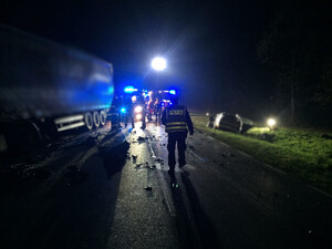 Policjant na środku drogi na miejscu zdarzenia