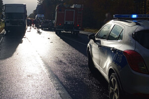 Zdjęcie przedstawia miejsce zdarzenia drogowego na DK 16 z udziałem pięciu aut.