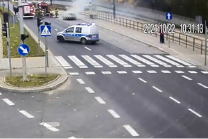 Zdjęcie przedstawia interwencję policjantów wobec kierującej osobowym renault, której auto zaczęło się palić w czasie jazdy.