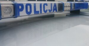 Zdjęcie przedstawia fragment policyjnego radiowozu.