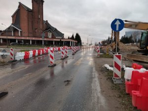 Zdjęcie przedstawia miejsce zdarzenia drogowego w rejonie skrzyżowania ul. Wyszyńskiego i Żołnierskiej w Olsztynie.