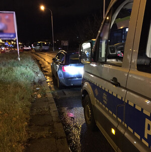 Zdjęcie przedstawia miejsce zdarzenia drogowego w rejonie skrzyżowania ul. Wilczyńskiego i Krasickiego w Olsztynie.