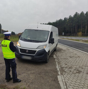 Zdjęcie przedstawia policjantkę przeprowadzającą kontrolę drogową.