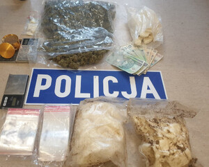 Zdjęcie przedstawia zabezpieczone narkotyki.