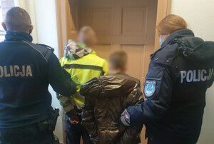 Zdjęcie przedstawia umundurowanych policjantów prowadzących zatrzymane osoby.