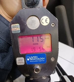 Zdjęcie przedstawia miernik do kontroli prędkości.