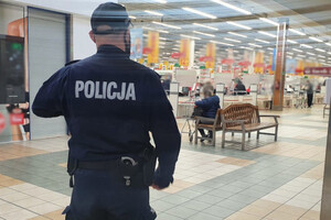 Zdjęcie przedstawia umundurowanego policjanta w sklepie.