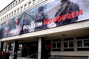 Zdjęcie przedstawia baner zawieszony na budynku z napisem #MuremZaPolskimMundurem