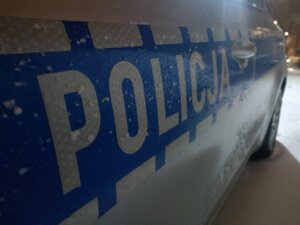 Zdjęcie przedstawia fragment policyjnego radiowozu.