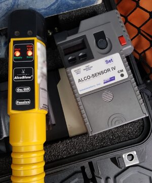 Zdjęcie przedstawia urządzenia do badaniu stanu trzeźwości.