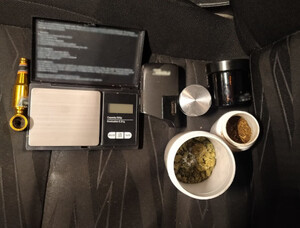 Zdjęcie przedstawia zabezpieczone narkotyki, wagę oraz podgrzewacz.