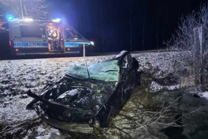 Zdjęcie przedstawia miejsce tragicznego wypadku na odcinku Butryny-Nowa Kaletka - przedstawia samochód uczestniczący w zdarzeniu.