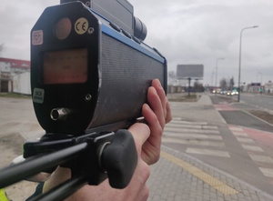 Zdjęcie przedstawia fragment urządzenia do kontroli prędkości.