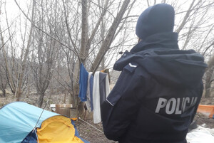 Zdjęcie przedstawia policjantkę podczas kontroli miejsc przebywania osób narażonych na wychłodzenie.