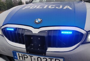 Zdjęcie przedstawia fragment policyjnego radiowozu.