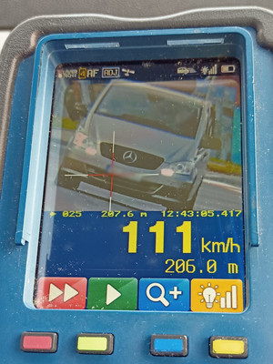 Zdjęcie przedstawia zrzut ekrany z ręcznego miernika prędkości. Zdjęcie przedstawia auto.