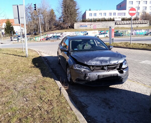 Zdjęcie przedstawia auto uczestniczące z zdarzeniu drogowym.