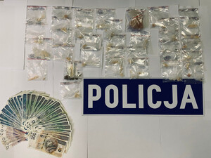 Zdjęcie przedstawia zabezpieczone narkotyki oraz gotówkę.