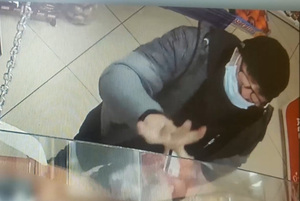 Zdjęcie przedstawia wizerunek mężczyzny w sklepie.