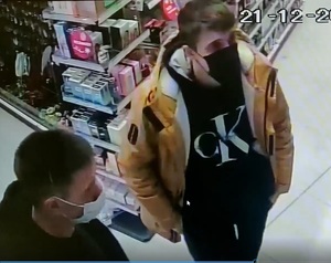Zdjęcie przestawia dwóch mężczyzn w drogerii.