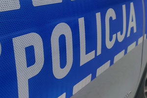 Zdjęcie przedstawia fragment radiowozu.