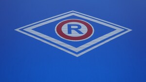 Zdjęcie przedstawia logo Wydziału Ruchu Drogowego na masce auta.