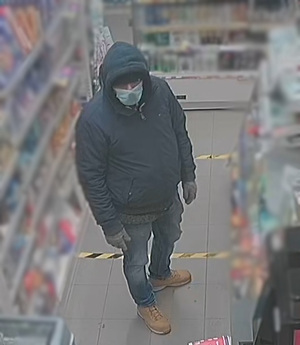 Zdjęcie przedstawia mężczyznę w sklepie.