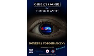 Plakat konkursu na którym w źrenicy ludzkiego oka widać obiektyw a w nim czerwono - niebieskie światła policyjnego radiowozu. Powyżej widnieje napis: Obiektywnie o Drogówce, poniżej: Konkurs fotograficzny. Regulamin i zasady konkursu na stronach: policja.pl i hit.policja.gov.pl.
Termin składani prac: 31.07.2022 r. Zapraszamy. 
Poniżej znajdują się loga: Policji, Gazety Policyjnej, Fundacji Pomocy Wdowom i Sierotom po Poległych Policjantach, NSZZP
Pod logami widoczny jest napis: Organizator konkursu: Komenda Główna Policji"