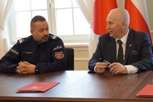 nadinsp. Tomasz Klimek i Gustaw Marek Brzezin siedzący razem za stołem