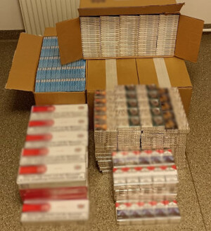 Zdjęcie przedstawia zabezpieczone papierosy.