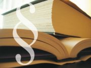 Zdjęcie przedstawia książki i znak paragrafu