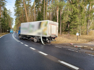 Zdjęcie przedstawia pojazd uczestniczący w zdarzeniu drogowym na DK 53.