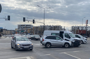 Zdjęcie przedstawia miejsce zdarzenia drogowego w rejonie skrzyżowania ul. Pstrowskiego i Mazowieckiego w Olsztynie.