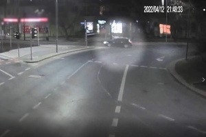 Zdjęcie przedstawia auta na drodze.