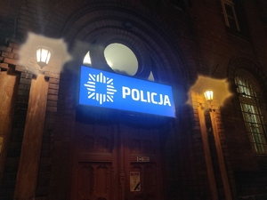 Zdjęcie przedstawia fragment budynku Komendy Miejskiej Policji w Olsztynie wieczorową porą.
