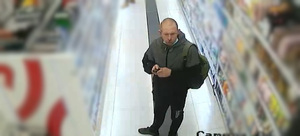 Zdjęcie przedstawia mężczyznę w drogerii.