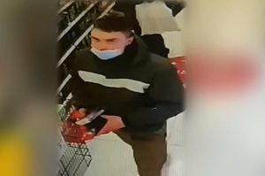 Zdjęcie przedstawia mężczyznę w drogerii.