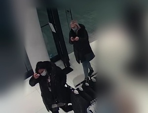 Zdjęcie przedstawia kobiety w sklepie.