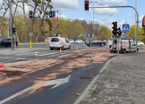 Zdjęcie przedstawia miejsce zdarzenia drogowego w rejonie skrzyżowania ul. Niepodległości i Kościuszki w Olsztynie.