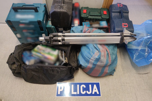 Zdjęcie przedstawia zabezpieczone przedmioty.