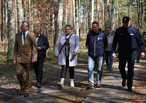 Zdjęcie przedstawia przedstawicieli służb mundurowych oraz samorządu terytorialnego w trakcie sadzenia lasu w ramach akcji: &quot;Solidarni z Ukrainą&quot;